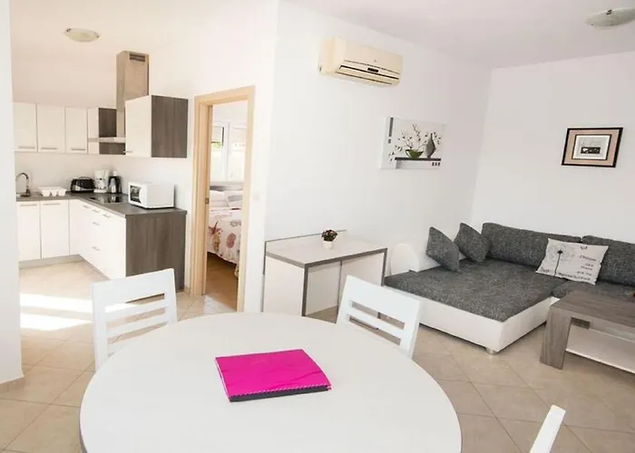 Apartment Family Friendly With A Swimming Pool Vinkuran, - 15736 Pula